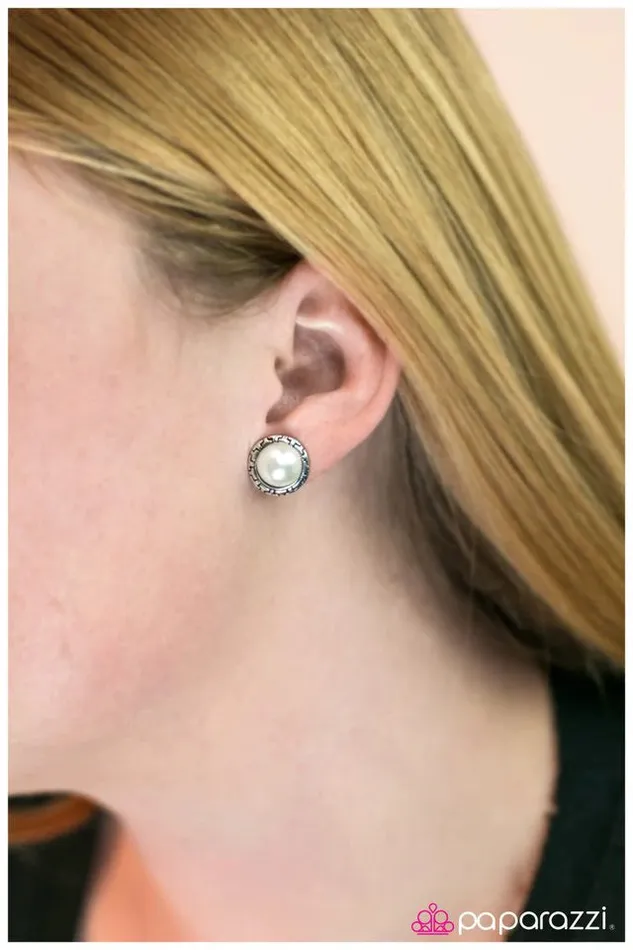 Earrings Paparazzi Jewelry Paparazzi Earring Bashfully Beautiful White