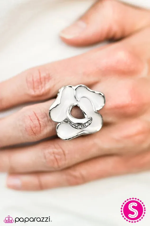 Paparazzi Jewelry Rings Paparazzi Ring Twirling Tulips White