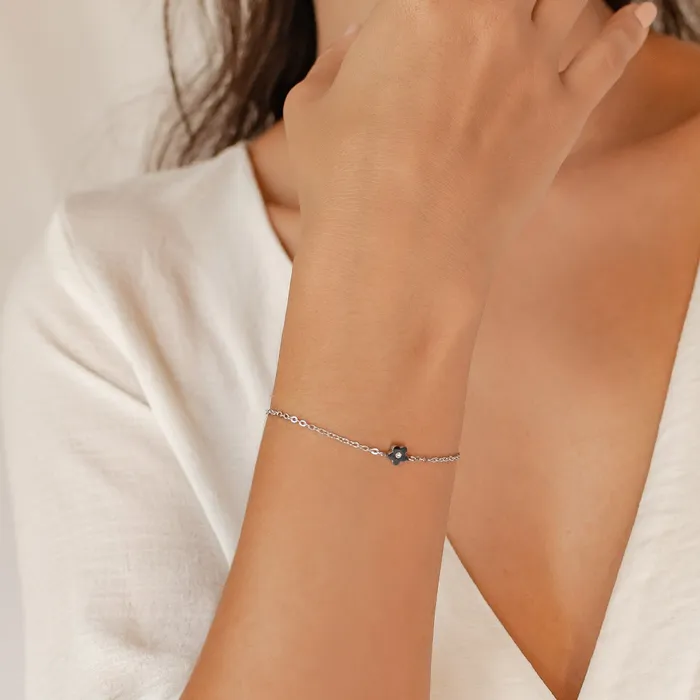 Bracelets Hey Happiness Petite Flower Bracelet in Gold Bracelets Hey Happiness Petite Flower Bracelet in Gold