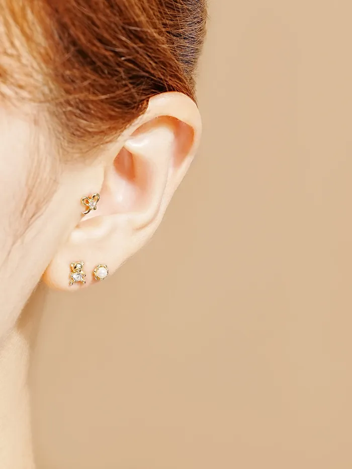 MinimalBijoux Earrings 14K Gold Creamy Flower Cartilage Earring 20G
