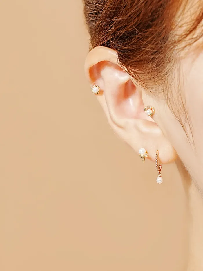 MinimalBijoux Earrings 14K Gold Creamy Flower Cartilage Earring 20G
