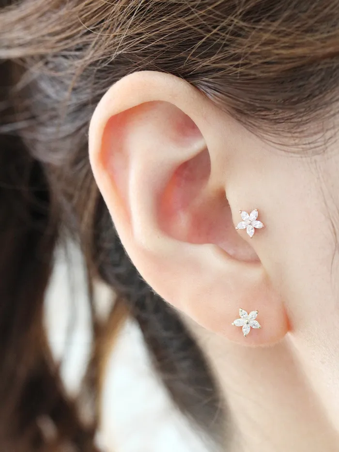 MinimalBijoux Earrings 14K gold Double Flower Cubic cartilage earring 20g